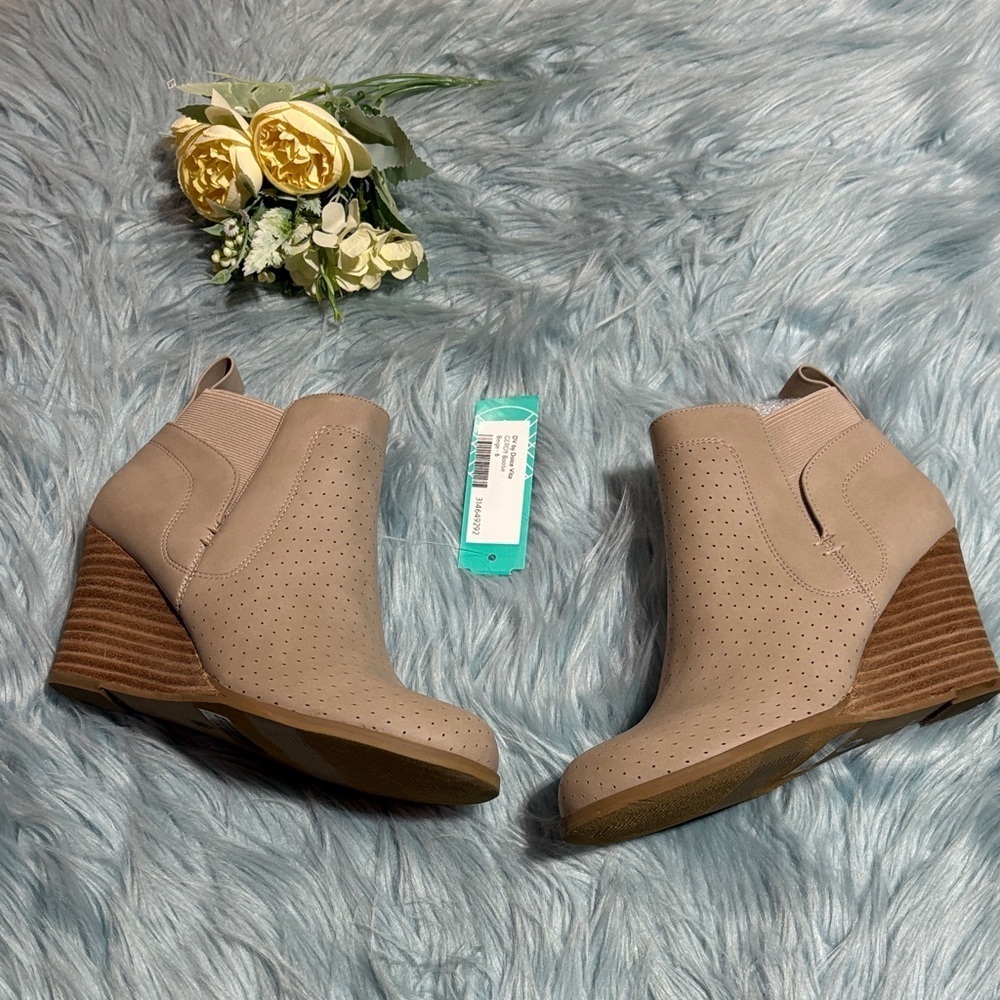 NEW DV by Dolce Vita GERDY Bootie in Beige